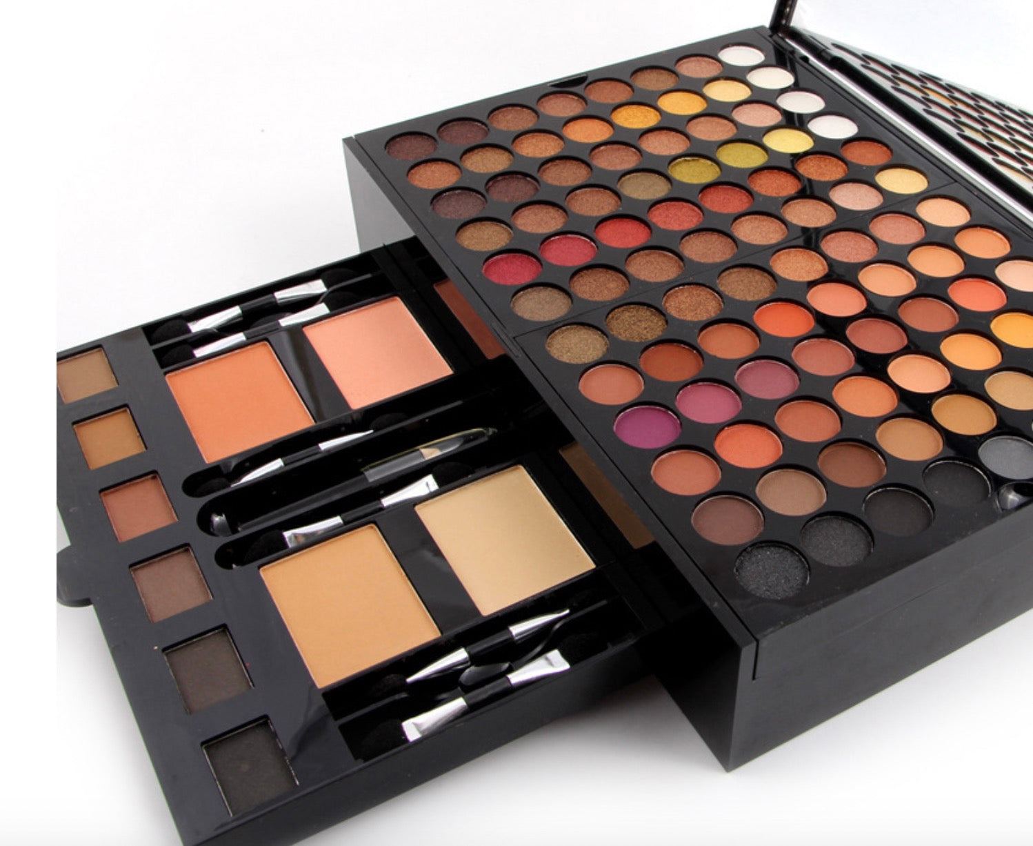 ULTIMATE MAKEUP SET with eyeshadow, blush, and contour palette.